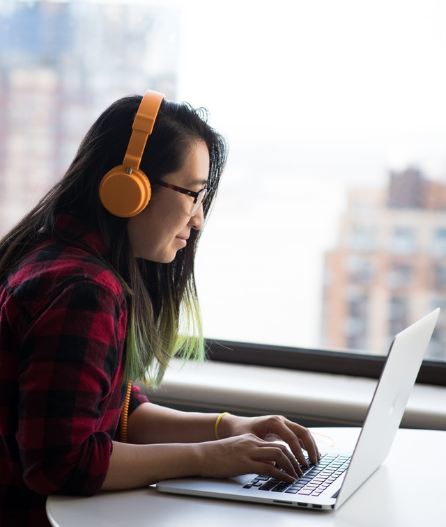 photography-of-woman-using-laptop-1181682